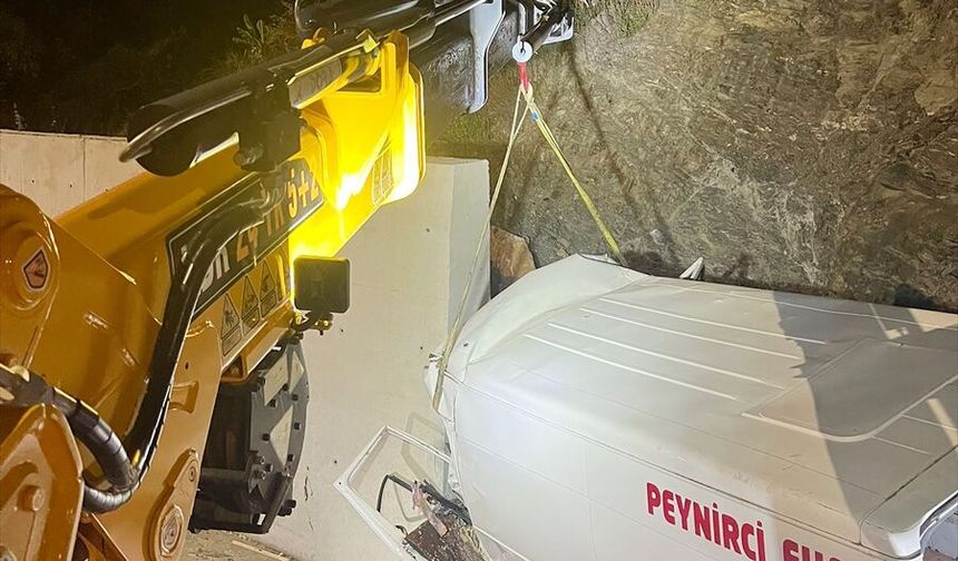 Alanya'da istinat duvarına çarpan panelvanın sürücüsü öldü