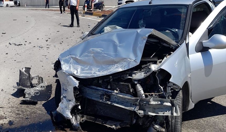 Alanya'da otomobil ile hafif ticari aracın çarpıştığı kazada 1 kişi yaralandı