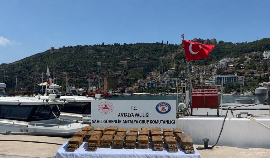 Alanya'da sahile vuran paketten 40 kilogram esrar çıktı