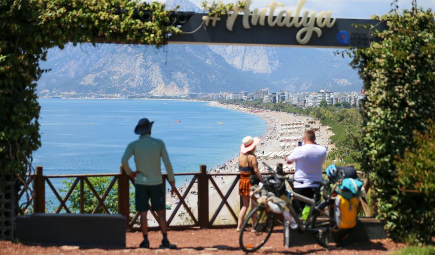 Antalya sahillerinde arife günü yoğunluğu yaşanıyor