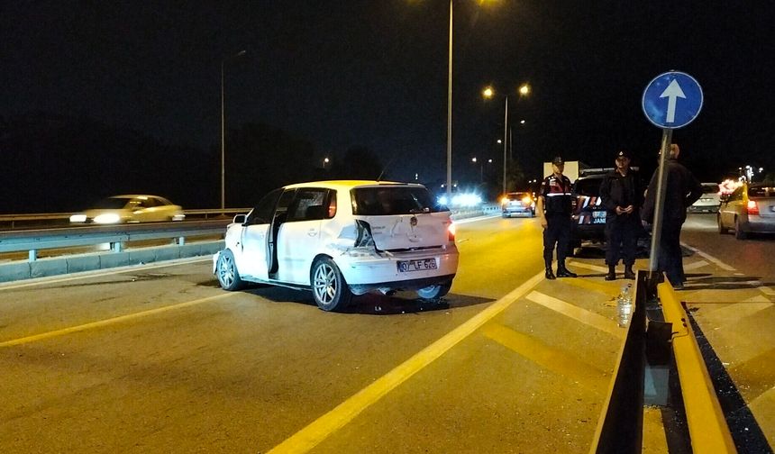 Antalya'da bariyerlere çarpan otomobildeki 2 kişi yaralandı