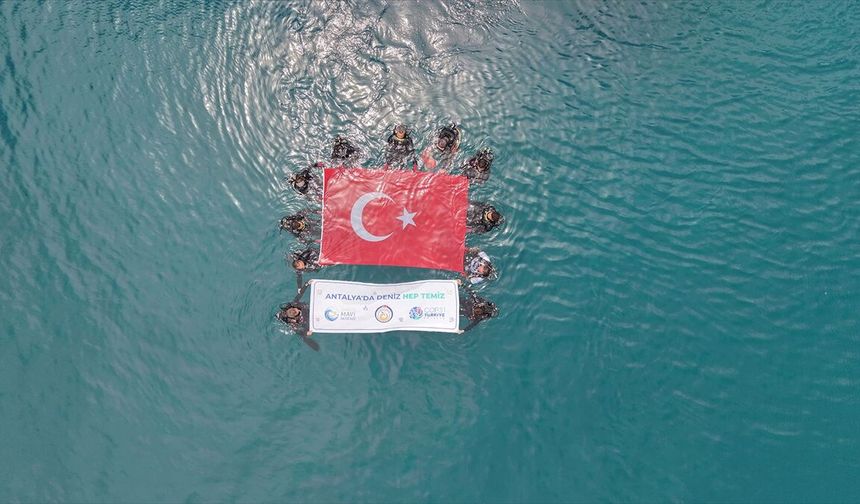 Antalya'da deniz dibi temizliği yapıldı