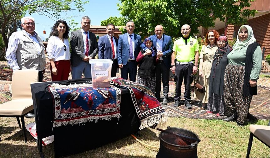 Antalya'da Döşemealtı Halı Tasarım, Dokuma ve Doğal Boya Çalıştayı düzenlendi