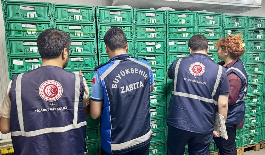 Antalya'da Kurban Bayramı öncesi sebze meyve halinde denetim yapıldı