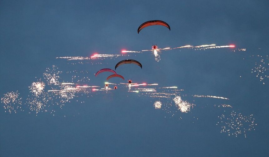 Antalya'da paramotor havai fişek gösterisi ve fener alayı düzenlendi