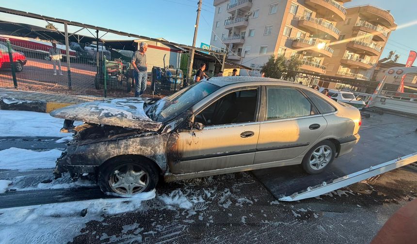 Antalya'da yangın çıkan otomobil kullanılamaz hale geldi