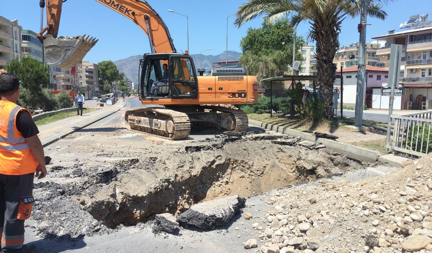 Bozyazı ilçesinde köprüde oluşan çukur onarılıyor
