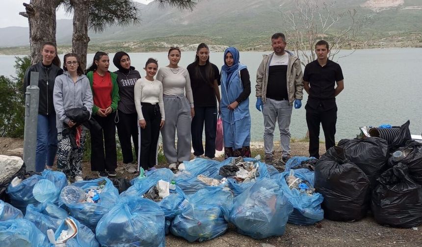 Doğanşehir'de öğrenciler Sürgü Barajı çevresinde atık topladı