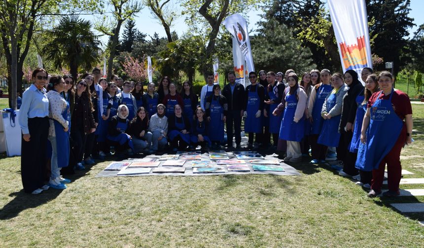 Engelli bireylerle üniversite öğrencileri sanat ve terapi atölyesinde buluştu