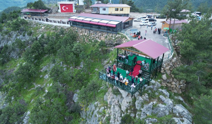 Feke ilçesindeki cam seyir terası bayramda ziyaretçilerini ağırlıyor