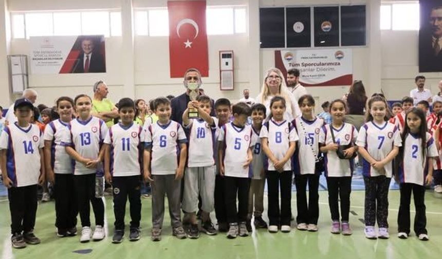 Finike'de Geleneksel Çocuk Oyunları'nın finali ve ödül töreni düzenlendi