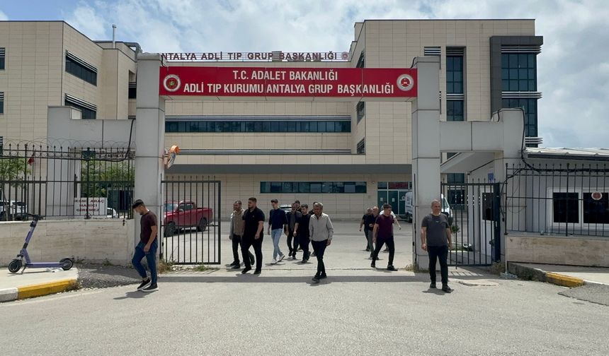 GÜNCELLEME 2- Antalya'da silahlı kavgada 3 kişi hayatını kaybetti