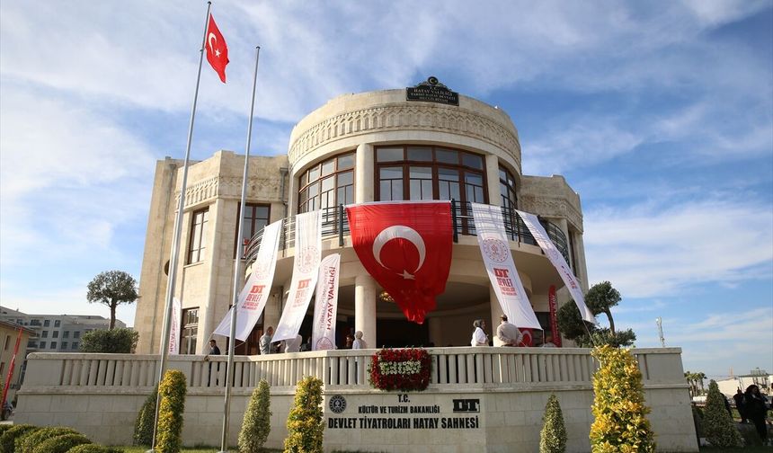 Hatay Devlet Tiyatroları, Hatay Devleti döneminin meclis binasında perdelerini açtı