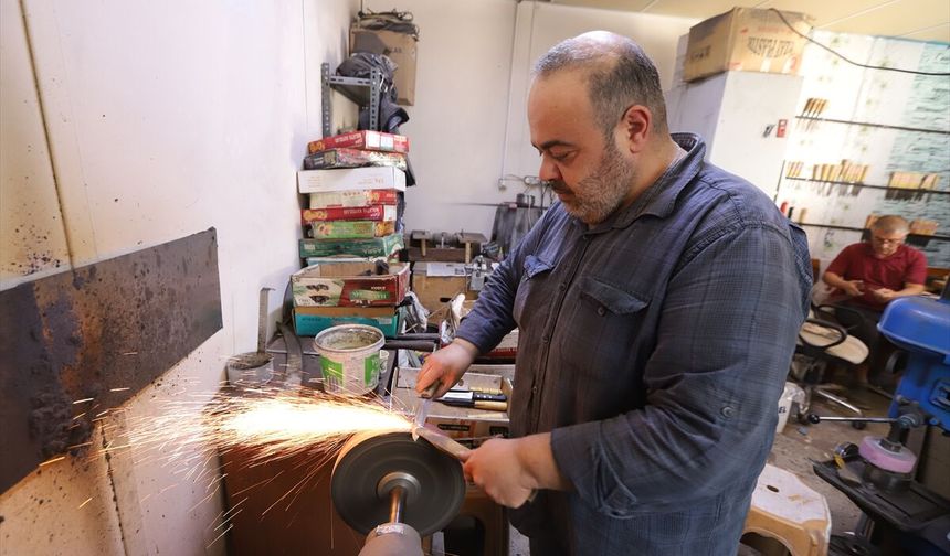 Hatay'da bıçakçılar Kurban Bayramı mesaisine başladı