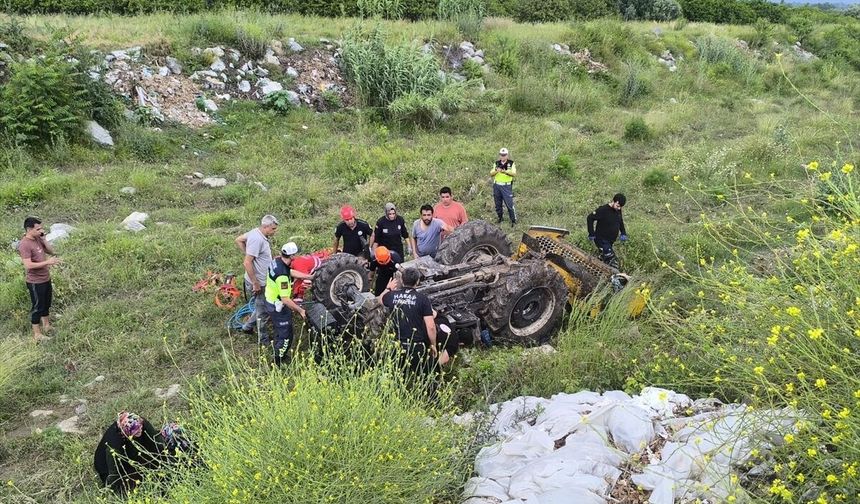 Hatay'da devrilen traktörün sürücüsü hayatını kaybetti
