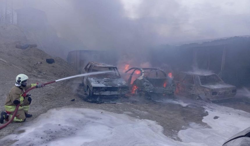 Hatay'da işçi konteynerleri ve 8 araç yandı