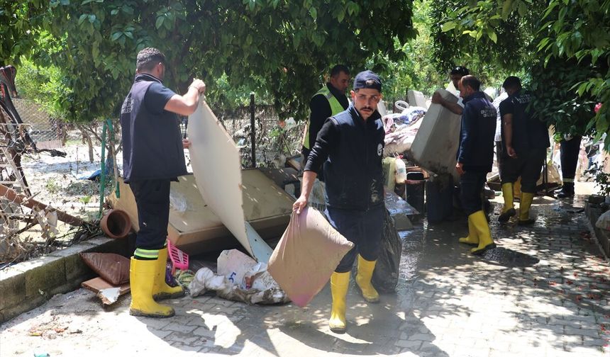 Hatay'da sağanaktan etkilenen alanlarda temizlik ve onarım çalışmaları yapılıyor