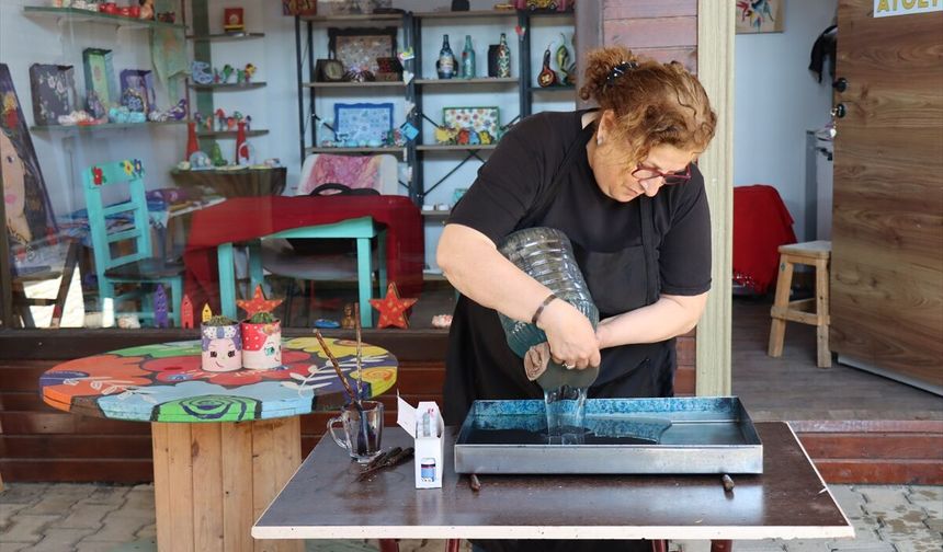 Hataylı sanatçı ipek kumaşlara ebru sanatıyla katma değer kazandırıyor