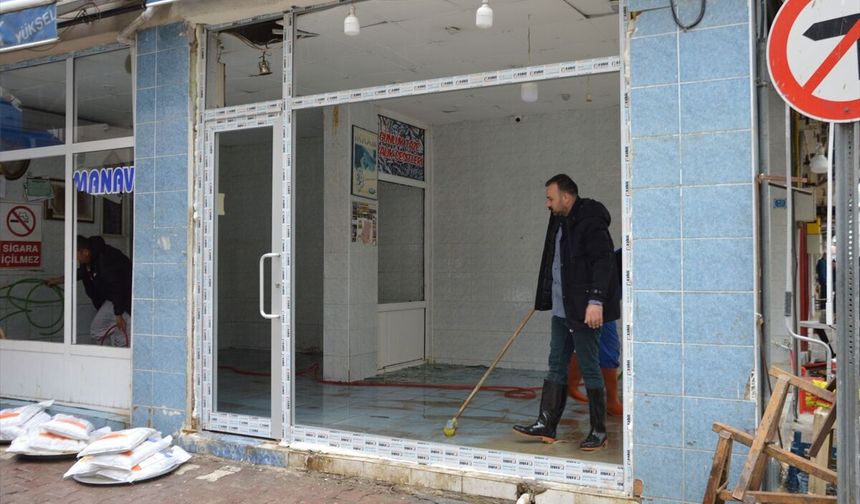 Havza'da selde zarar gören esnafın kapı ve çerçevelerinin ücreti AFAD tarafından karşılanıyor