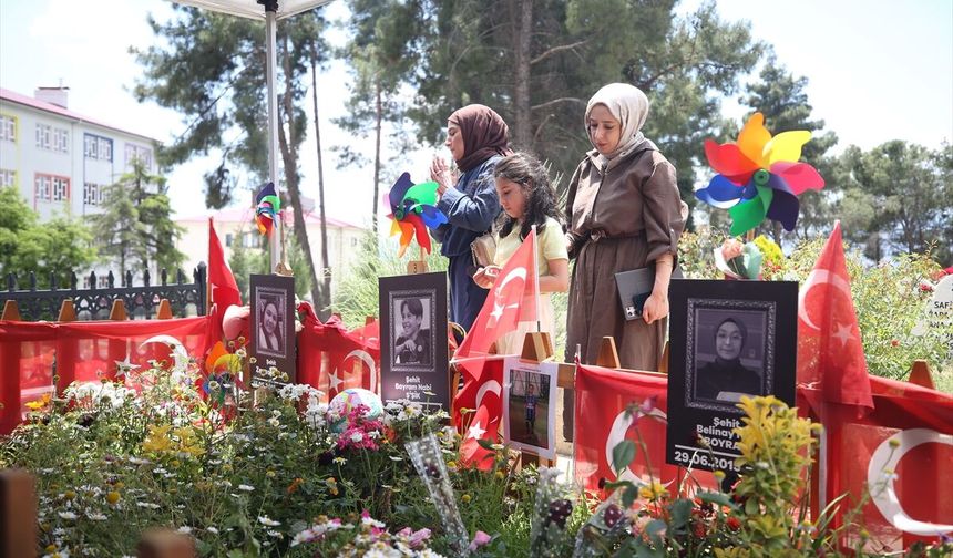 Kahramanmaraş'ta okul saldırısında yaşamını yitiren öğrenciler mezarı başında anıldı