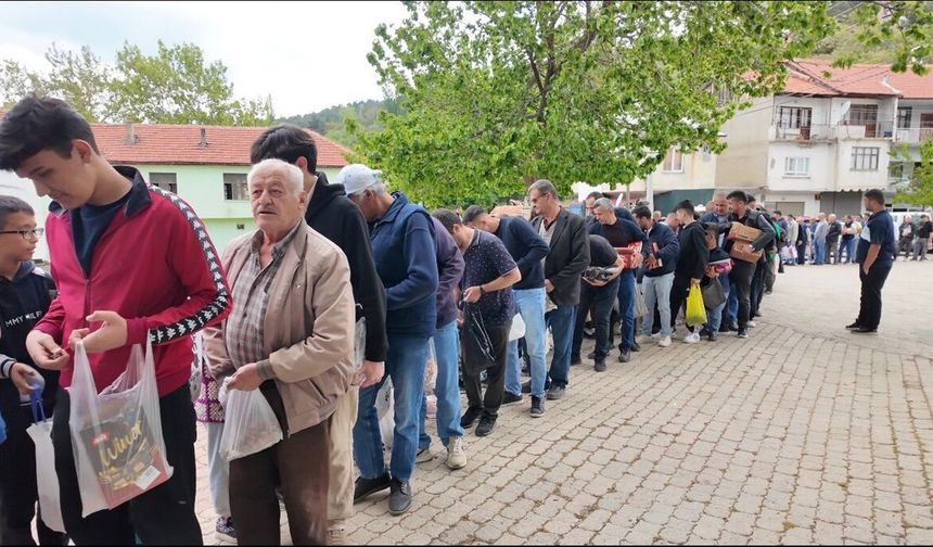 Kaş ilçesinde mahalleli bayram geleneğini yaşatıyor