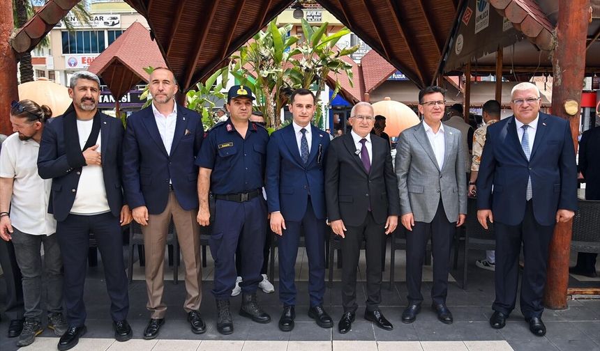 Kumluca'da protokol ve vatandaşlar bayramlaşma töreninde bir araya geldi