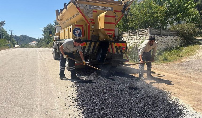 Kumluca'da yol onarım ve bakım çalışması yapıldı