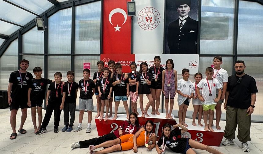 Kumluca'da yüzme yarışları yapıldı