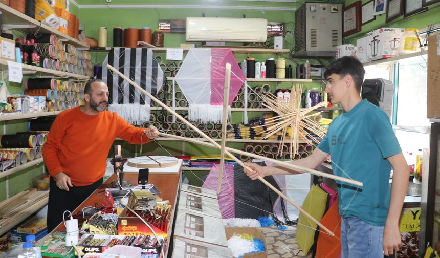 Mahalledeki çocuklardan öğrendiği uçurtma yapımı gelir kapısı oldu
