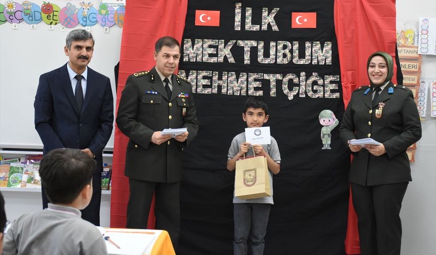 Malatya'da ilk mektuplarını Mehmetçiğe yazan öğrencilere askerlerden cevap geldi
