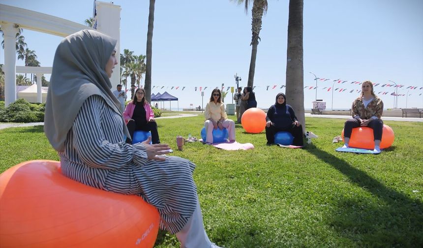 Mersin'de anneler ve anne adayları sahilde egzersiz yaptı
