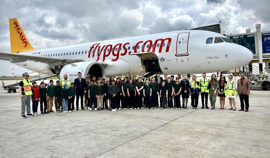 Mersin'de havalimanında ağırlanan öğrenciler uçakları inceledi, pilotlarla tanıştı