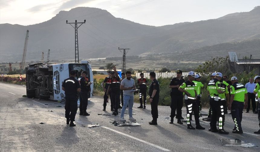 Mersin'de Rus uyruklu öğrencileri taşıyan servis aracının devrilmesi sonucu 17 kişi yaralandı