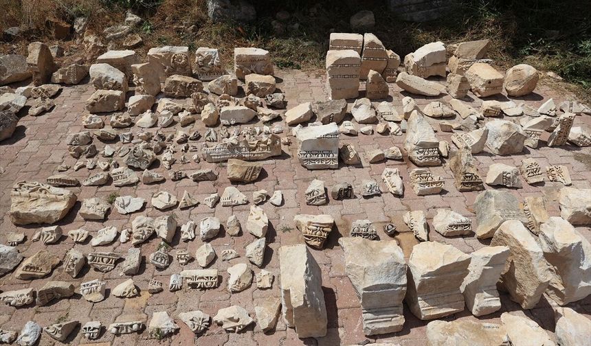 Olympos'ta anıtsal mezar ve içerisinde aristokrat bir kadına ait lahit bulundu