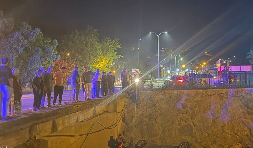 Osmaniye'de sulama kanalına devrilen otomobildeki 3 kişi yaralandı