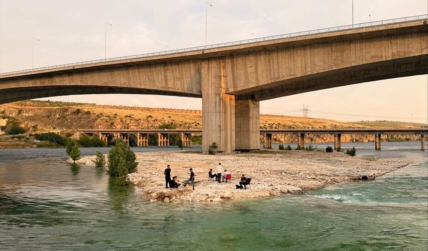 Şanlıurfa'da Fırat Nehri'nde mahsur kalan 8 kişi kurtarıldı