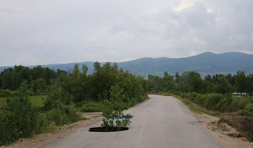 Tokat'ın Pazar ilçesinde sağanak nedeniyle kara yolunda çöküntü oluştu