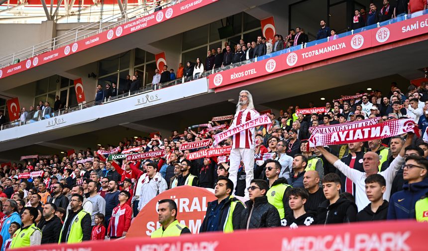 Tribünlerin 'Gandalf Dedesi' ömrünü kırmızı ve beyaz renklere adadı