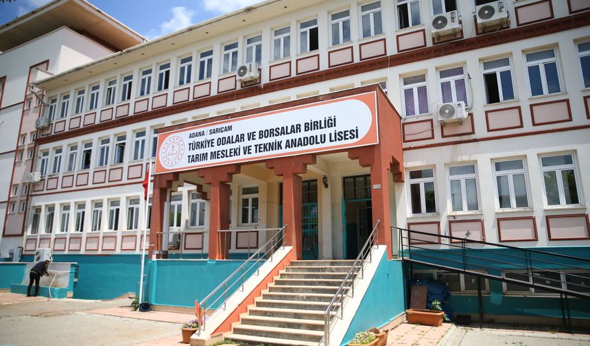Yaşlı ve kronik hastaların bahçeleri meslek liselilerin eliyle güzelleşiyor