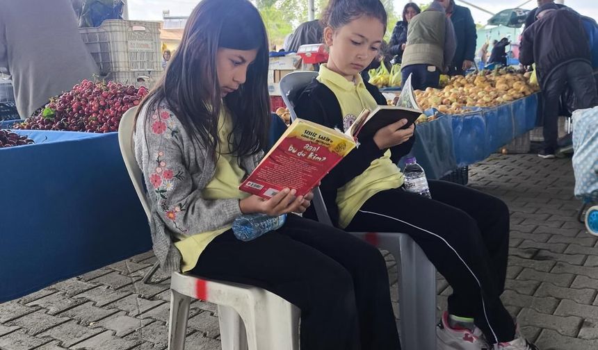 Yeşilova'da ilkokul öğrencileri halk pazarında kitap okuma etkinliği düzenledi