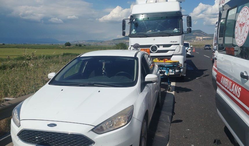 TAG Otoyolu’nda otomobil ile tır çarpıştı: 1 ölü, 2 yaralı