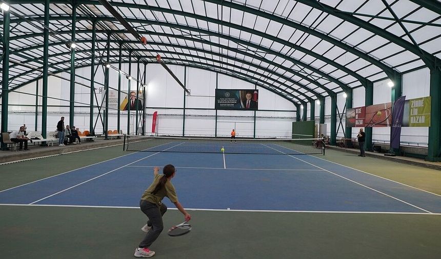 19 Mayıs Tenis Turnuvası, 62 Genç Sporcunun Katılımıyla Başladı