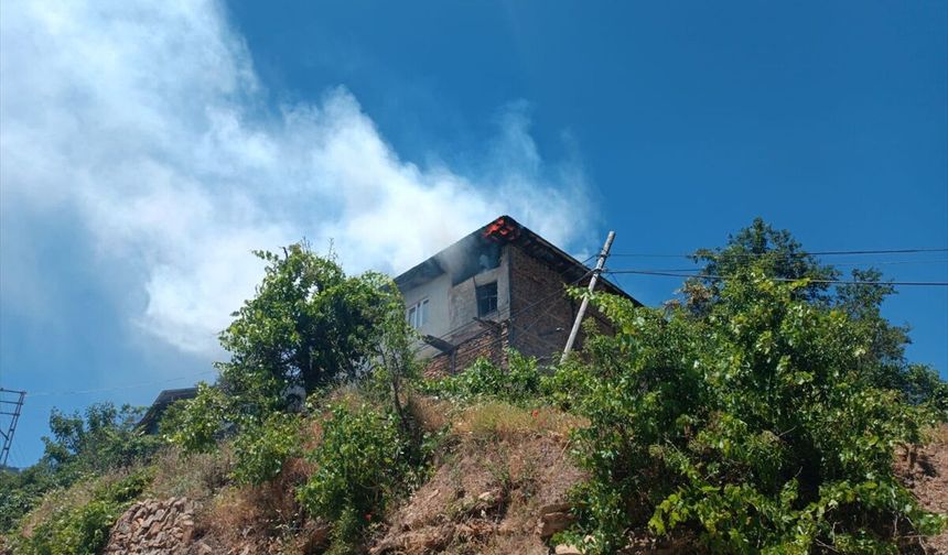 Adana'da çıkan yangında müstakil ev kullanılamaz hale geldi