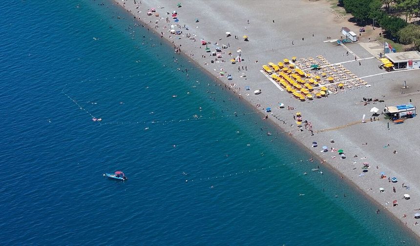 Antalya'da sıcaktan bunalanlar sahillerde yoğunluk oluşturdu