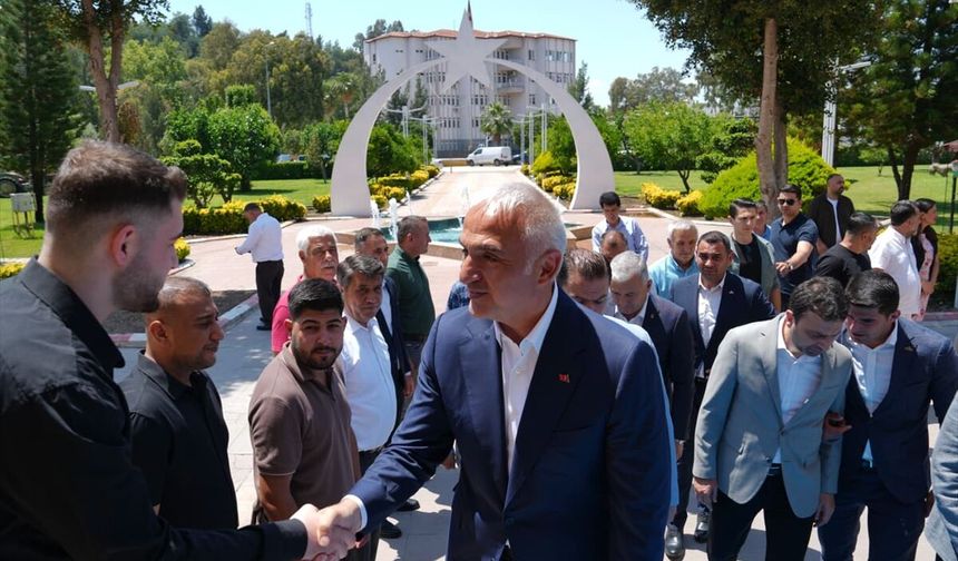 Bakan Ersoy, Antalya'da yeni evlenen çiftin nikah şahidi oldu