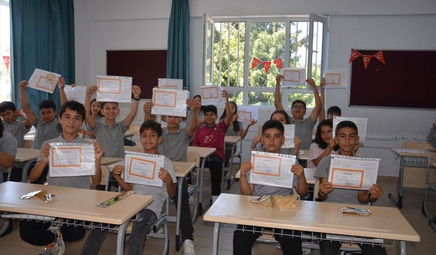 Bozyazı ve Gülnar ilçelerinde öğrenciler karnelerini aldı