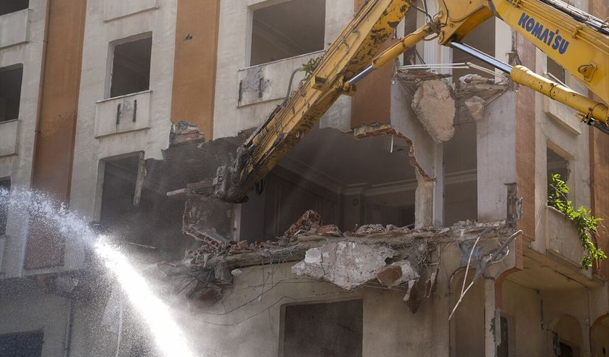 Gaziosmanpaşa'da Albayrak Sitesi'nin kentsel dönüşüm kapsamında yıkımına başlandı