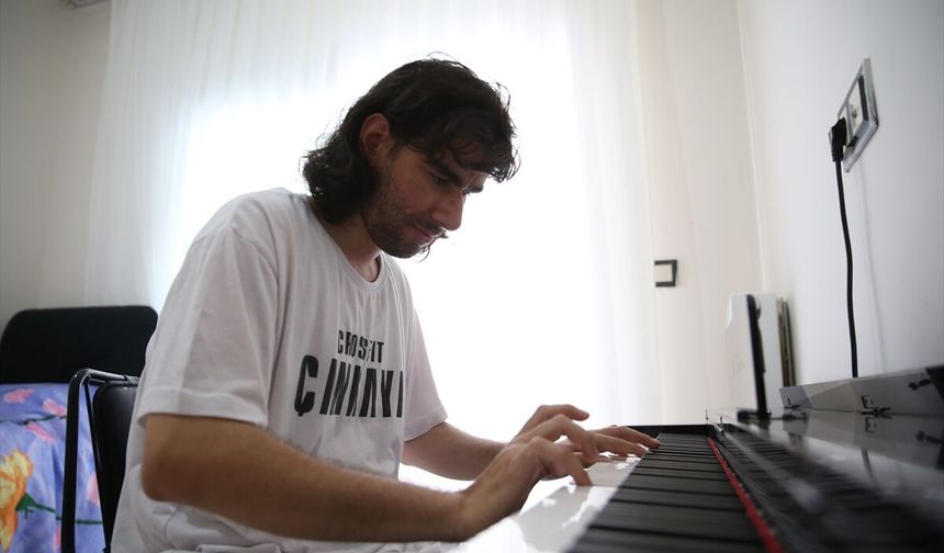 Görme engelli depremzede yeni yuvasında kavuştuğu piyanosuyla kendini geliştiriyor
