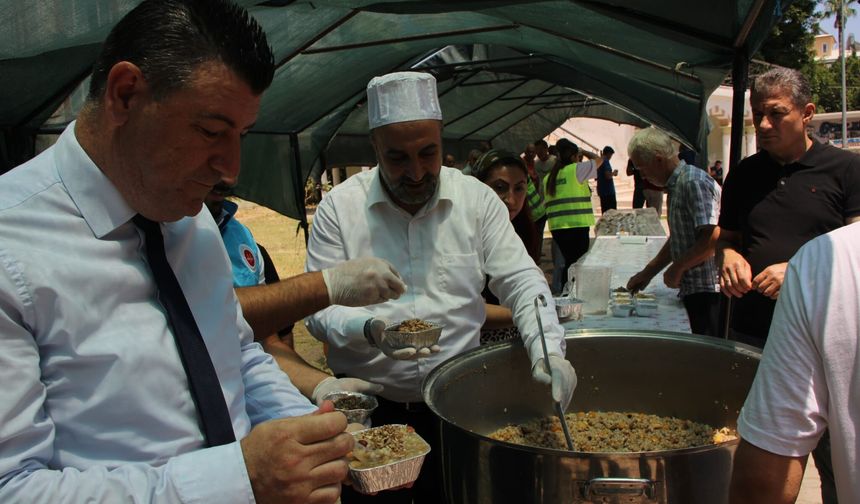 Hatay ve Mersin'de vatandaşlara aşure ikramında bulunuldu