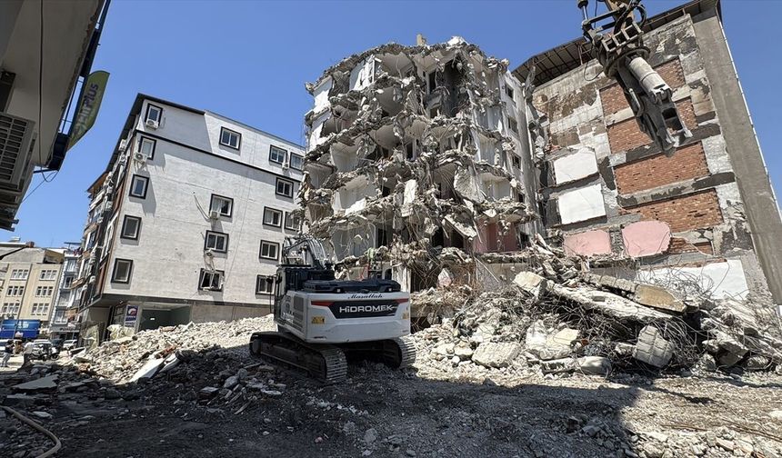 Hatay'da ağır hasarlı binanın yıkımı sırasında başka bina zarar gördü